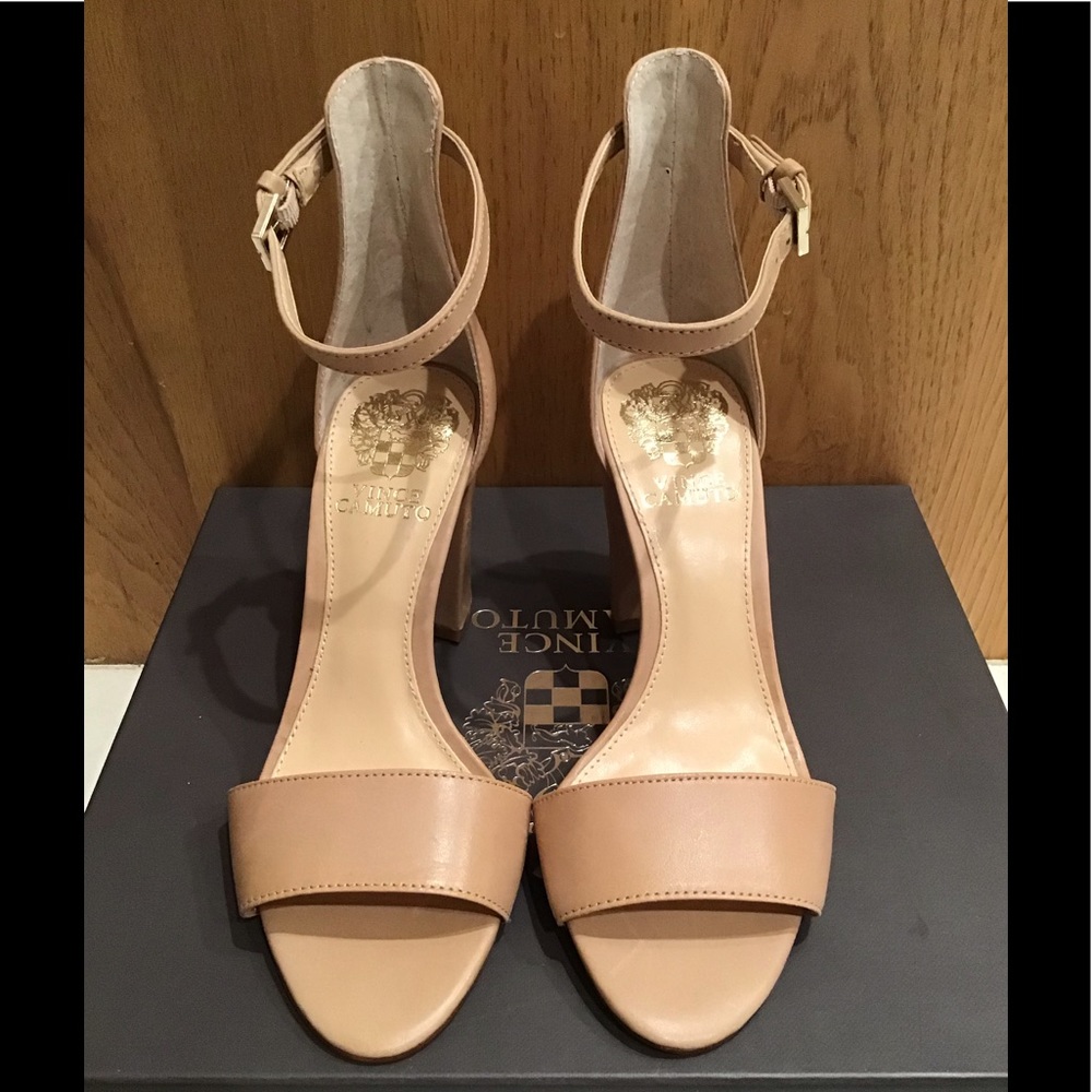 NIB Vince Camuto Nude Corlina Sandal Size 4